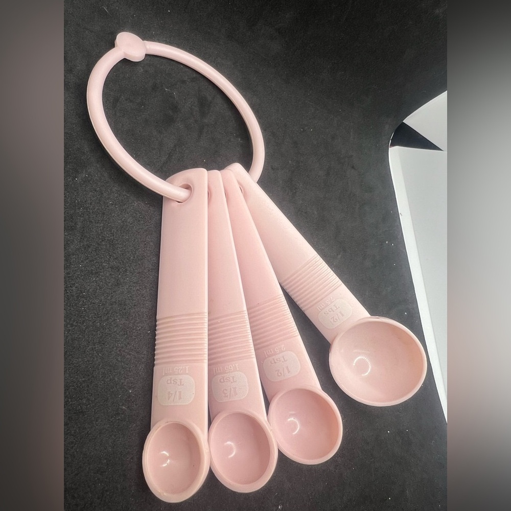 ๐ฅฐ 4/$25 - Pink Measuring Spoon Set - Picture 2 of 5